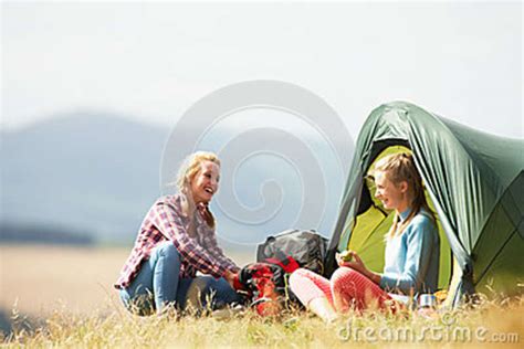 Deux Adolescentes Sur Des Vacances En Camping Dans La Campagne Image