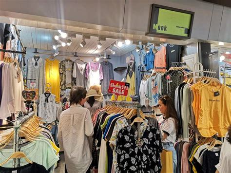 ยูเนียน มอลล์ (union mall) แหล่งชอปสินค้าแฟชั่นราคาถูก ไม่ว่าจะเสื้อผ้า กระเป๋า รองเท้า ที่โดนใจทั้งวัยรุ่นและวัยทำงาน จะมีร้านอะไรที่น่าซื้อบ้าง. ให้เช่า/เซ้ง ห้องยูเนี่ยนมอลล์ | ThaiBizPost.com