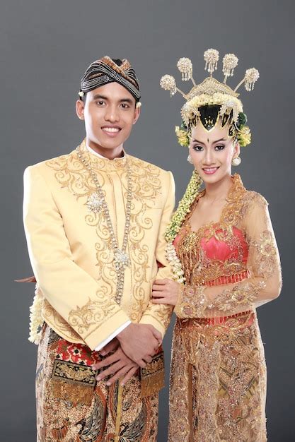 Premium Photo Traditional Java Wedding Couple