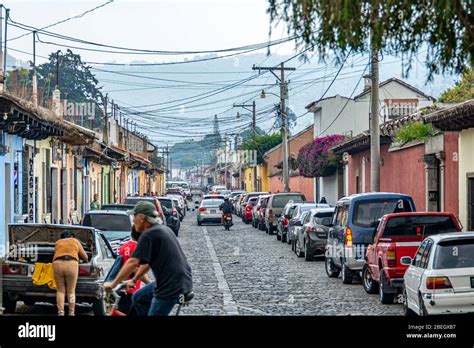 Escena Típica De La Calle En Antigua Guatemala Fotografía De Stock Alamy