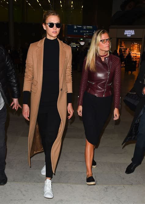 Karlie Kloss With Her Sister Kimberley Kloss Arrives At Paris Cdg Airport 31 2017 • Celebmafia