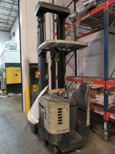 Crown Rr 5000 Series Stand Up Forklift No Battery 4500lb Capacity Sn