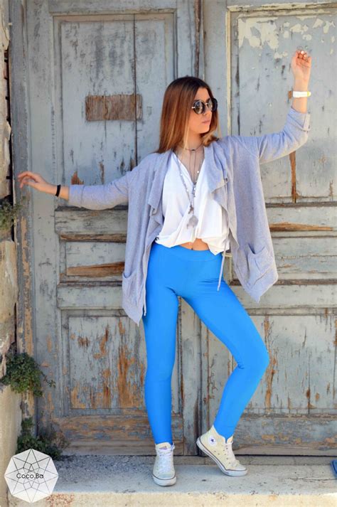 What Color Shirt To Wear With Light Blue Leggings
