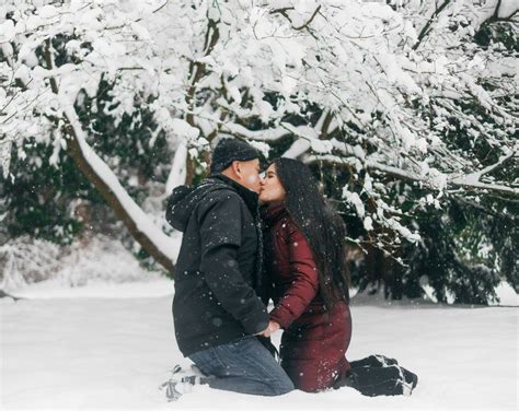 Nice 30 Romantic Winter Photoshoot Ideas For Couple Winter Photoshoot Photoshoot Romantic