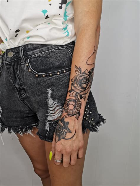 Татуировка для девушки на руке Тату салон Soleness Coworking
