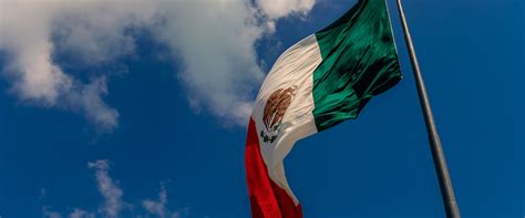 Las garantías que representaba iturbide las plasmó en la bandera, el blanco representaba la religión católica, la cual era la única aceptada, el verde la independencia de. 24 de febrero: Día de la Bandera Mexicana - Inova Mexico