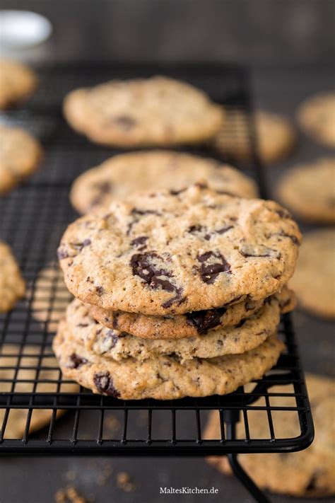 The recipe makes about 2 dozen cookies, and they go fast. Die besten weiße Schokolade Macadamia Cookies der Welt
