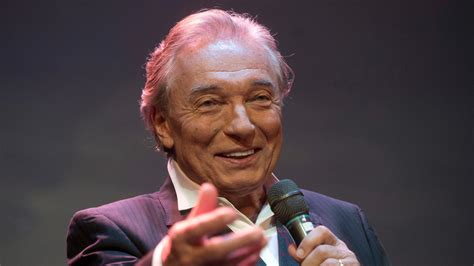 Karel gott also known as the golden voice of prague was a very successful czech vocalist and actor born july 14, 1939 in plzeň (at the time protectorate of bohemia and. Karel Gott liegt im Krankenhaus: Ehefrau gibt Entwarnung