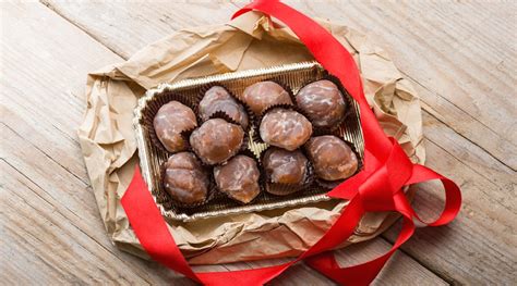 I marron glacé, degustati in ogni occasione e non solo nel periodo natalizio, necessitano di una lunga preparazione, tuttavia sono di facile. Come preparare in casa i marron glacé