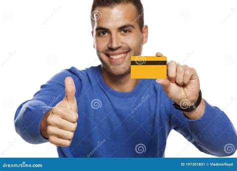 Retrato Do Jovem Feliz Segurando Cartão De Crédito Vazio E Mostrando Polegares Para Cima Imagem