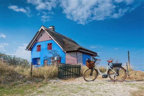 Wir haben eine große auswahl an kinderspielzeug und malsachen für unsere kleinen gäste. Das blaue Haus Foto & Bild | architektur, ländliche ...