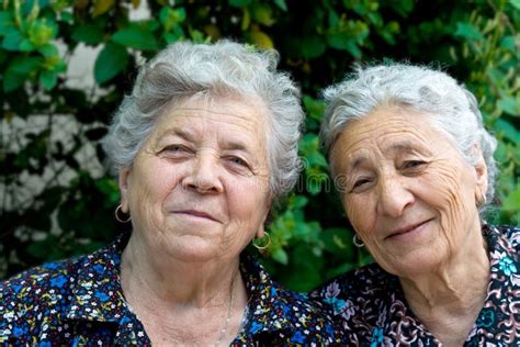 Zwei Schwestern Hohes Alter Stockbild Bild Von Person Gesichter