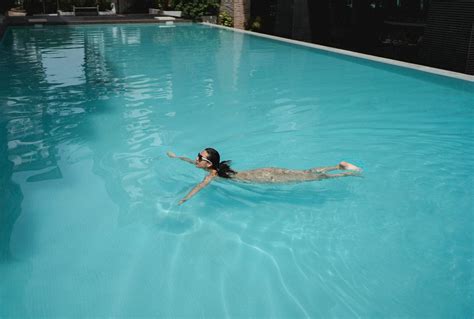 Pretty Woman Swimming In Pool In Resort · Free Stock Photo