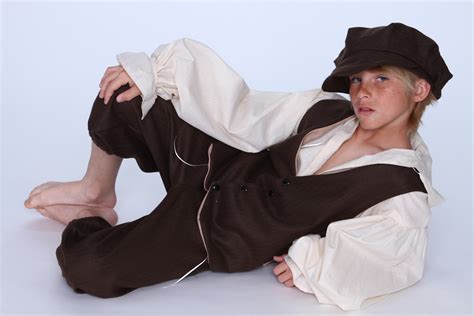 Pretty boys with dark hair. TBM Robbie Photos - Part 1 - Face Boy