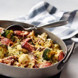 Cocina fácil y rápida con resultados riquísimos para tus invitados. Gratinado low carb de brócoli y coliflor con salchichas ...