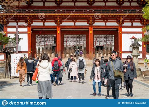 people-traveler,-group-tour,-local-people,-japanese-people-visited-and-traveled-around-todaiji
