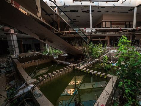 Haunting Photos Of A Dead Ohio Mall Reveal A New Normal In America
