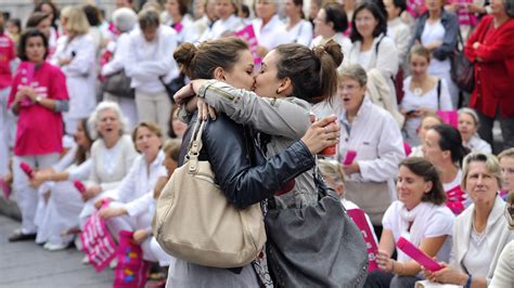 Video Les Filles Du Baiser De Marseille Racontent La Fameuse Photo