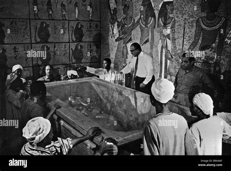 Howard Carter Discovered Tutankhamuns Tomb In The Valley Of The Stock