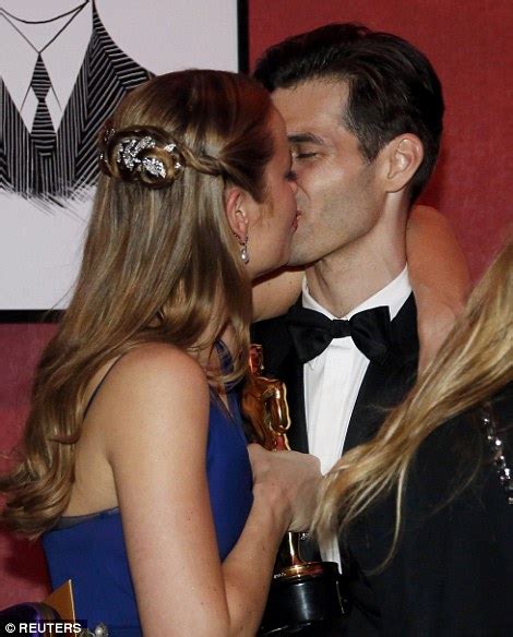 Brie Larson Kisses Babefriend Alex Greenwald At Oscars After Party Daily Mail Online