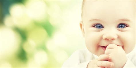 Bevor dein baby krabbeln kann, lernt es zunächst auf händen und knien zu balancieren. Ab wann krabbelt ein Baby? - das sollten Sie dazu wissen!