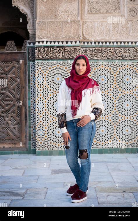 Arabische Frau In Moderner Kleidung Mit Roten Kopftuch Vor Der Wand Mit