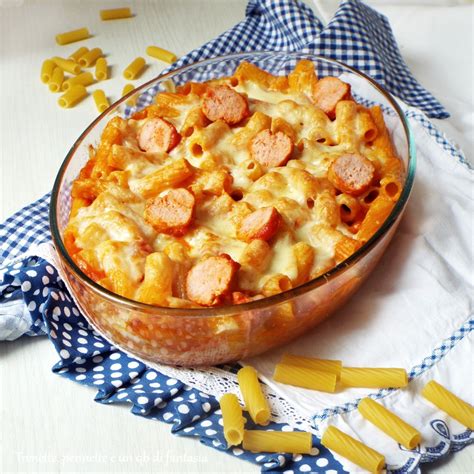 Per preparare la pasta al forno con salsiccia, iniziate dalla cottura della pasta: Ricetta Pasta al forno con salsiccia | Ricettario Tipico