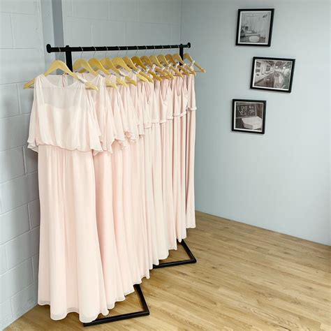 Diamond Free Standing Dress Rack In 2021 Retail Display Dress Rack