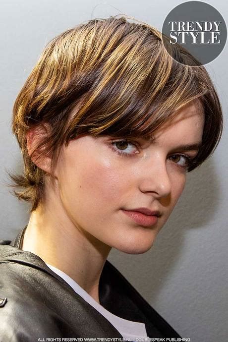 Deze stijl is een heel erg korte blik die is gesneden met tondeuse. Haarmode lente 2020