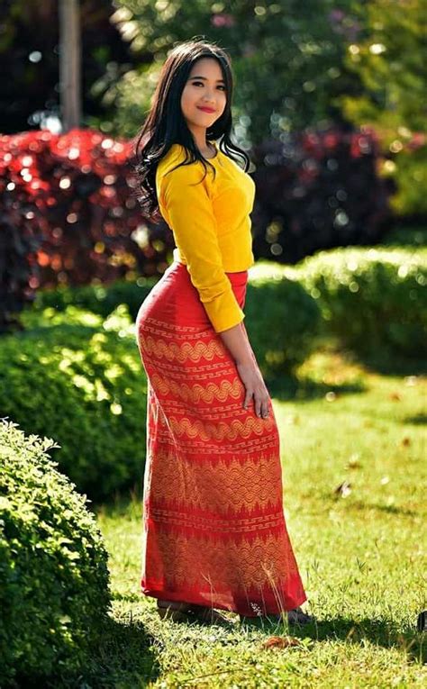 Beautiful Asian Women Amazing Women Gorgeous Myanmar Traditional Dress Traditional Dresses
