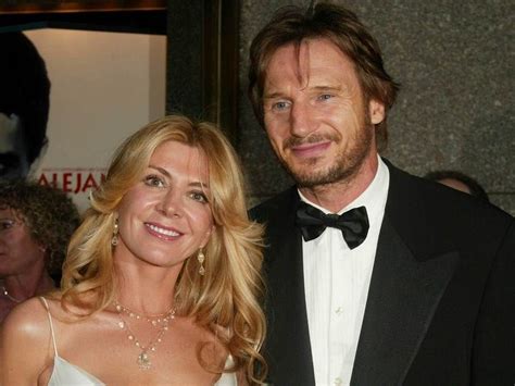 Liam neeson has reflected on the loss of his wife natasha richardson saying he threw himself into his work after her death as he didn't want their sons to see him wallowing in sadness or depression.. Resultado de imagem para Liam Neeson Wife (com imagens) | Liam neeson, Look