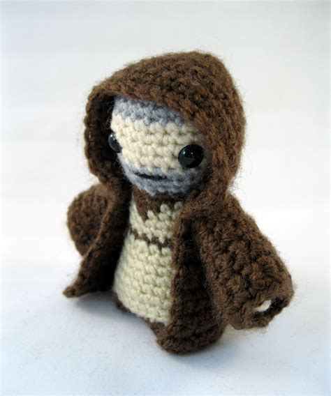 This is a great kit. LucyRavenscar - Crochet Creatures: Obi-Wan Kenobi - Mini ...