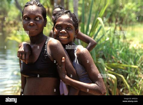 Aborigines M Dchen Jane Leti Und Tessa An Japidi Japin Wasserstelle