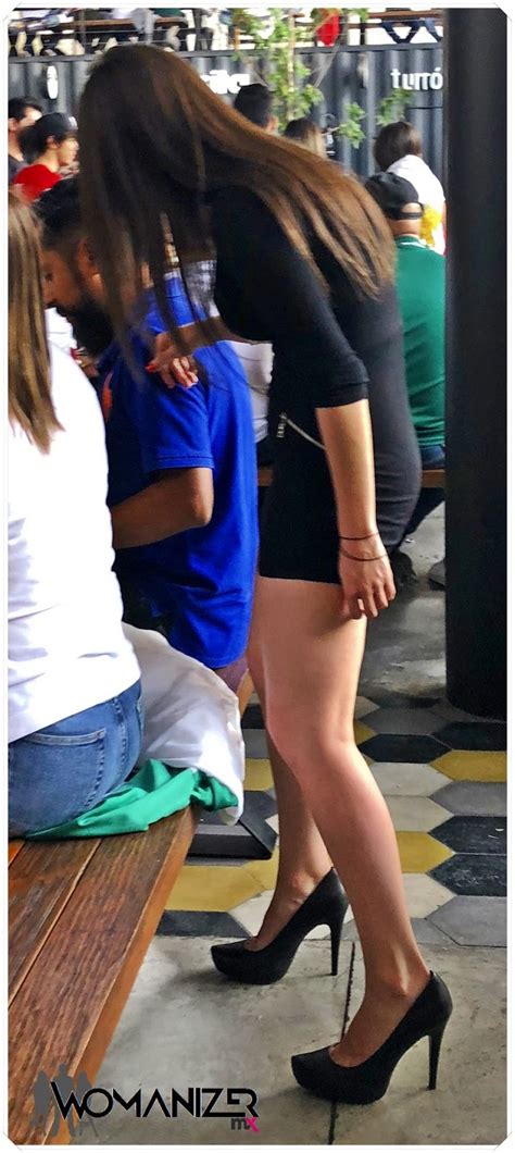 Chica enseñando sexys piernas en mini vestido Mujeres bellas en la calle