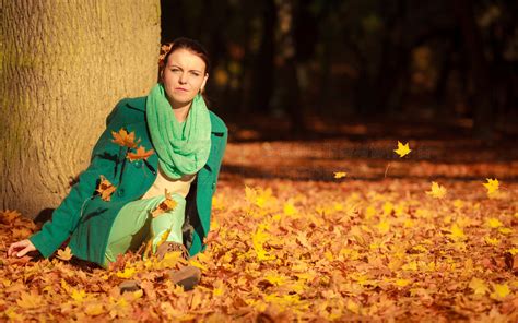 秋季生活方式理念和谐自由年轻女子女孩在秋季公园放松金色五颜六色的树叶背景风景名胜免费下载 jpg格式 像素 编号 千图网