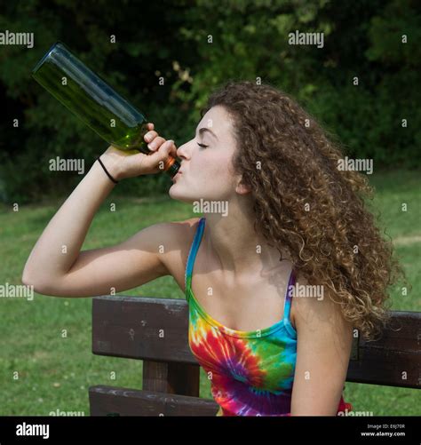 Teenager Mädchen Trinken Alkohol Auf Einer Parkbank Stockfotografie Alamy