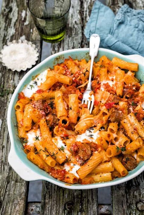 Ingredients:1 kg of pasta (your choice)750 grams of schublig sausage500 grams of bacon500 grams of mushroom2 big cans of hunts pasta sauce5 cloves of garlic. Cheesy sausage and pasta bake - a true family favourite