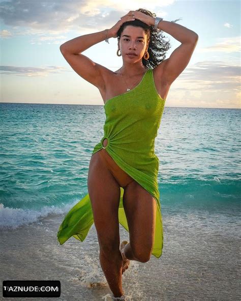 Hannah Fallis Bronfman Showing Stunning Curvy Body Aznude