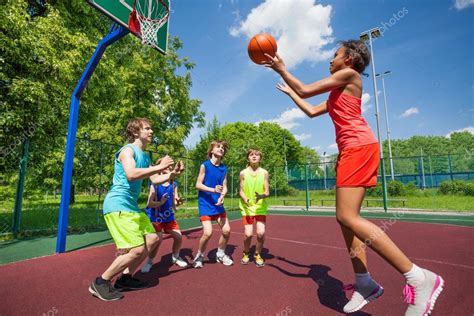 También puedes intentar aplicar un juego para preadolescentes (mira en el. Adolescentes están jugando juego de baloncesto en suelo — Foto de stock © serrnovik #88607822