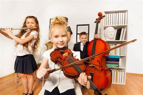 Niños Tocan Instrumentos Musicales Fotografía De Stock © Serrnovik
