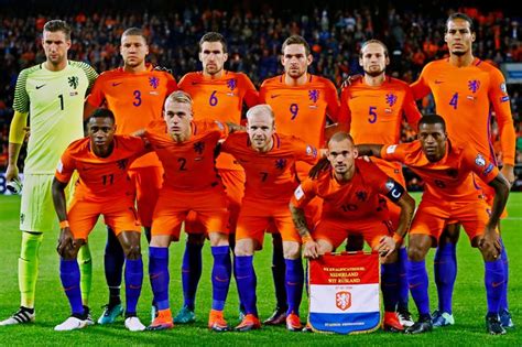 Welke voetbalwedstrijden worden er deze week gespeeld? Wat is er nog over van het Nederlands elftal dat met 4-1 ...
