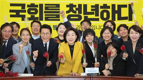 피해자인 장혜영 의원은 고심 끝에 1월 18일 젠더인권본부장 배복주에게 해당 사건을 알렸고, 그 이후 수차례에 걸친 피해자 및 가해자와의 면담을 통해 조사를. 정의당 심상정 대표, 윤소하 원내대표와 류호정, 장혜... - 오마이 ...