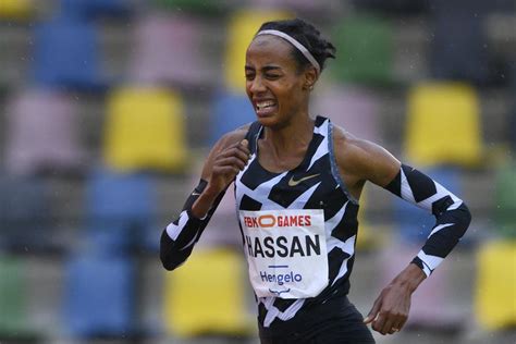 The dutch athlete tried and failed to hurdle over kenya's edinah. Sifan Hassan melhora recorde europeu dos 10 mil metros em ...
