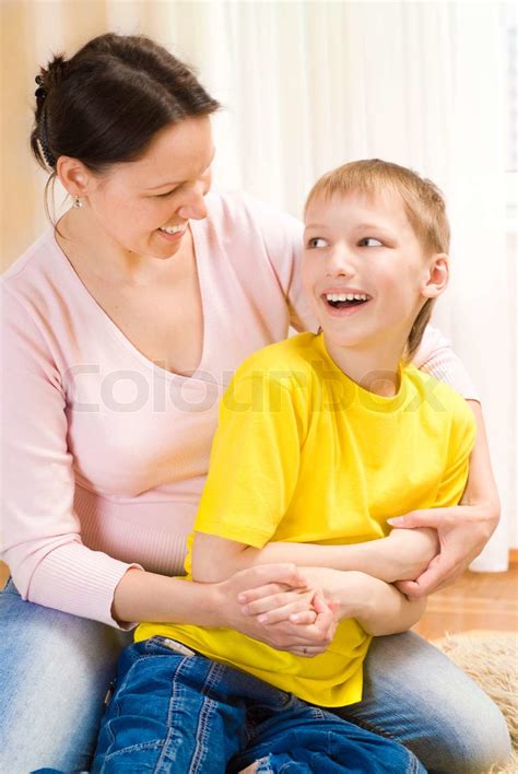 Glückliche Mutter Mit Ihrem Kind Stock Bild Colourbox