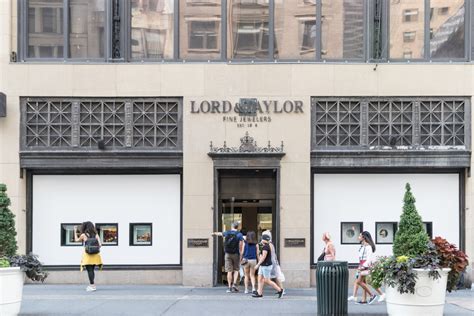 Lord And Taylor Closes Down Landmark Nyc Location