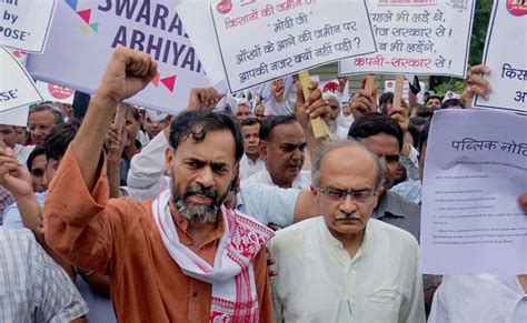 Swaraj Abhiyan Leaders Prashant Bhushan And Yogendra Yadav Protest