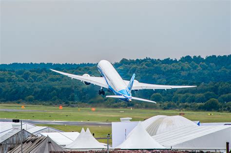 Photos Video Boeing 787 9 Dreamliner Flying At Farnborough