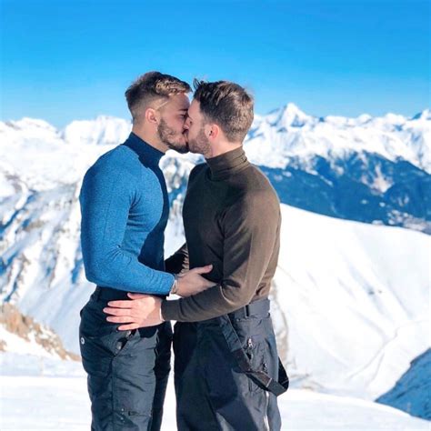 Handsome Gay Men Kissing Expresslasem