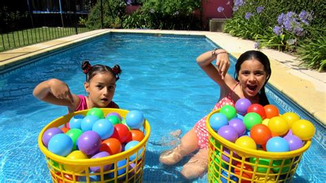 Jugando En La Alberca Juegos De Verano Y Agua En La Pileta Con Pelotas