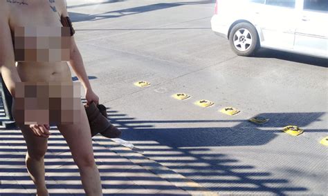 Captan A Mujer Desnuda Caminando Por Avenida Universidad Antena San Luis